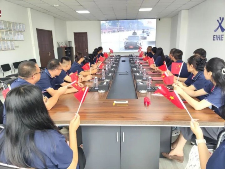 Sehlopha sa moaho oa Eihe Steel o ile a hlophisa ho shebella a phatlalatso ea Live Paldcast ea Parade ea Sesole sa 93